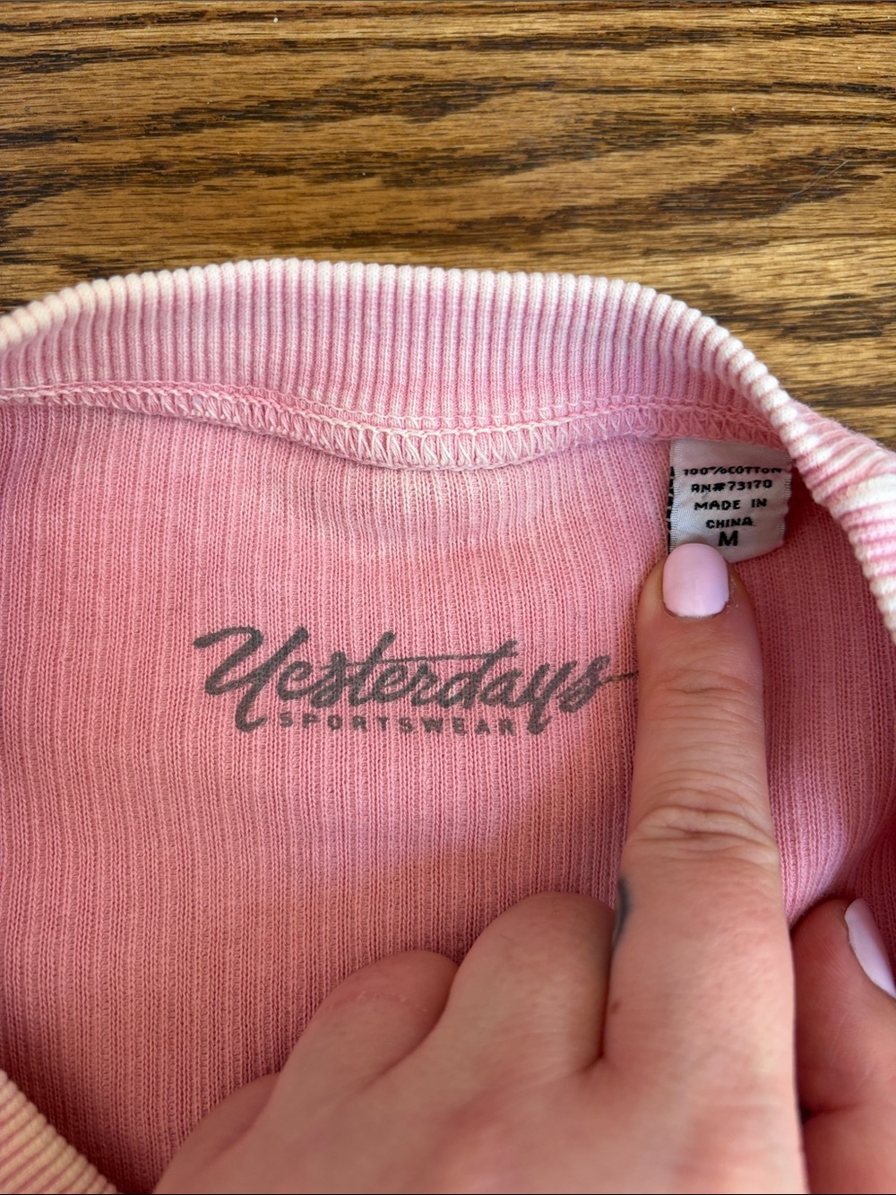 Pink Corded Crewneck with Navy Vineyard Logo sz M - Picture 2 of 3